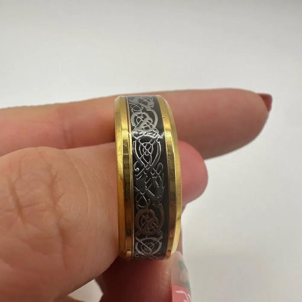 Men's size 12.5 yellow gold tone with black center/silver scroll work, ring!‎